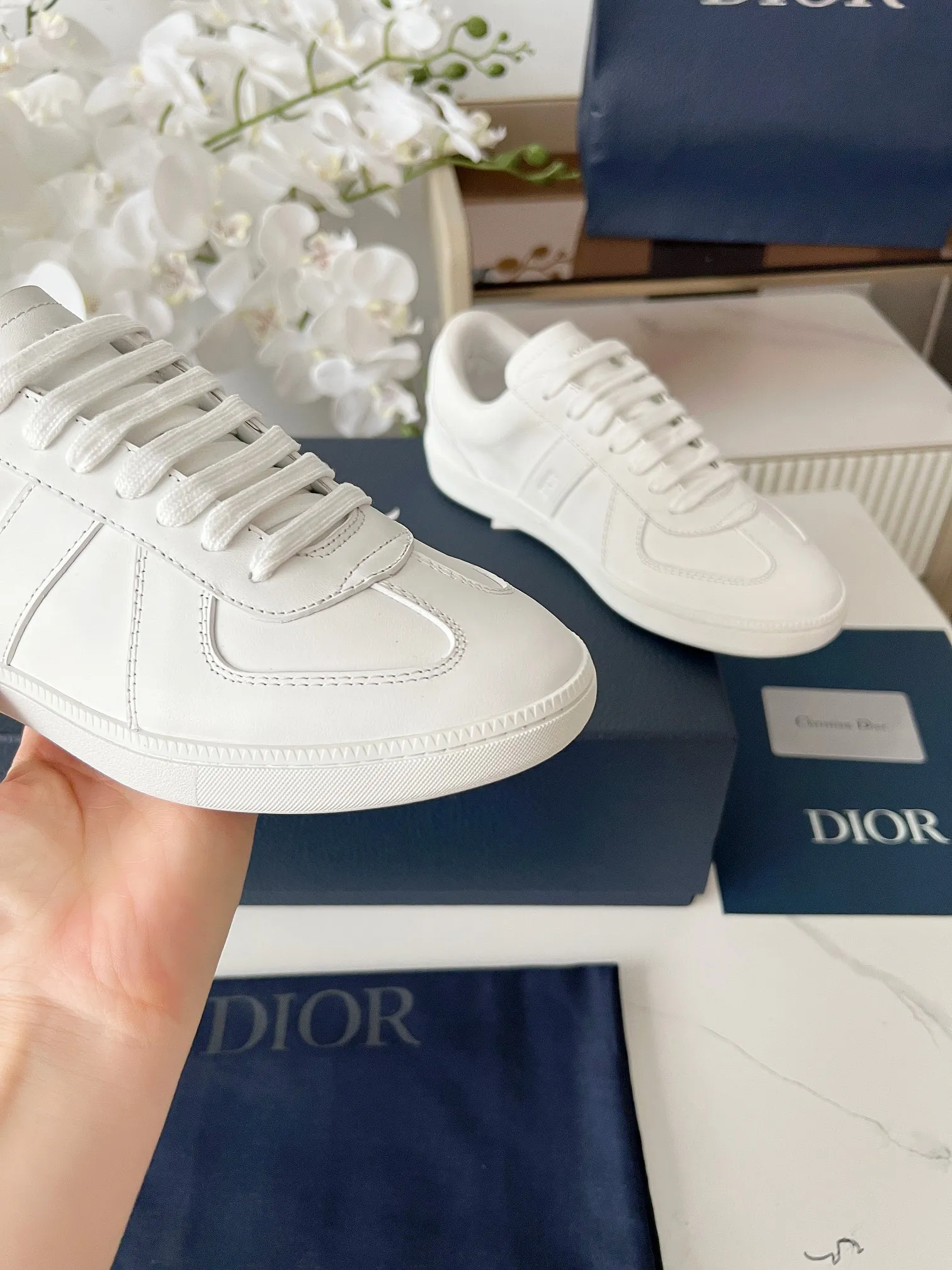 Men's Men's Shoes💰420 [New Style]🍿🍿Dior Dior Size: 38-44 (45 customized) 2025 new Dior B01 top version of moral training shoes! ! ! Made of white and brown first-layer cowhide, paired with white high-mercerized smooth suede, the upper is fully oiled and the original TPU molded outsole. New to the Fall 2025 collection, this sneaker marks the return of Dior’s classic style, reinterpreted in a stylish and elegant silhouette. Crafted from brown and white smooth first-grain cowhide, it's decorated with white high-mercerized cow suede splicing to enhance the style. Lined in tonal silk sheepskin, the shoe is finished with the Dior logo on the tongue and inner sides, and the CD icon on the heel. Paired with amber Tpu non-slip soles, it can be matched with various styles to create a sophisticated look.